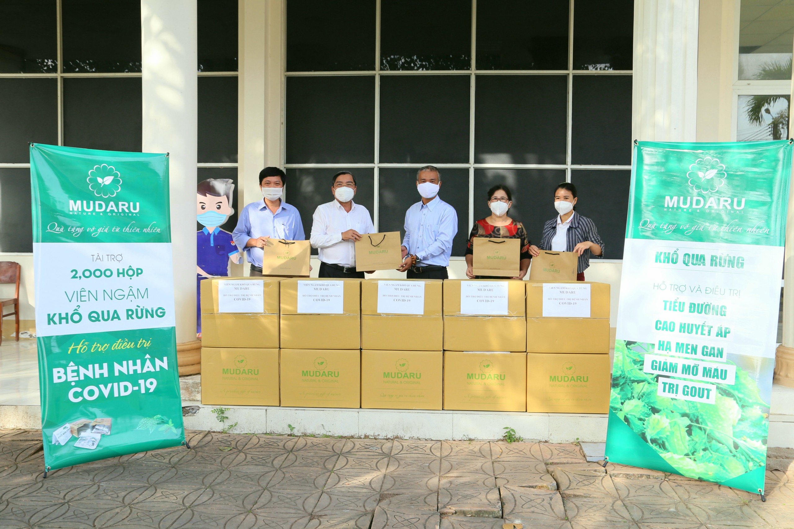 MUDARU trao tặng 2000 hộp Viên ngậm Khổ qua rừng để bổ sung vào túi thuốc điều trị cho bệnh nhân COVID-19